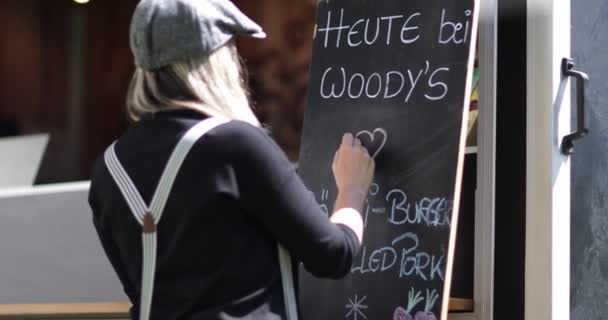 食品车车主在黑板上写菜单 — 图库视频影像