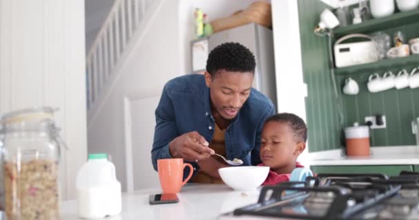 Pai Ajudando Filho Com Café Manhã — Vídeo de Stock