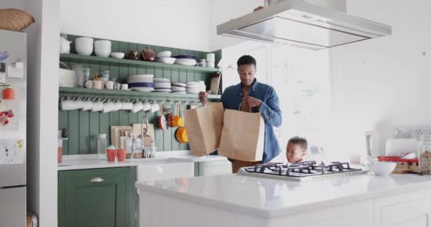 父と息子の家庭の食料品袋を運ぶ — ストック動画