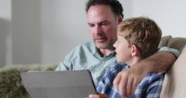Yakın çekim baba ve oğul dijital tablet vasıl arıyorsunuz