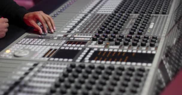 クローズ アップ手をコントロールのミキサーのレコーディング スタジオで作業 — ストック動画