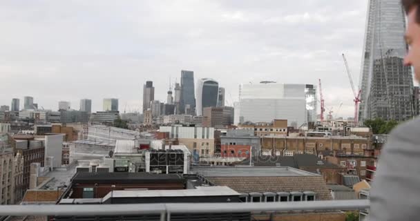 Empresario Con Smartphone Con Vista Horizonte Ciudad Londres — Vídeo de stock