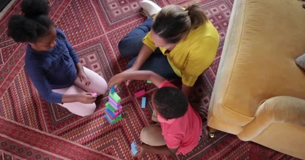 Εναέρια Πλάνο Της Παιδιά Παίζουν Στοίβαγμα Μπλοκ — Αρχείο Βίντεο