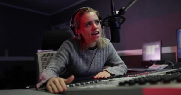 レコーディング スタジオで女性ラジオ — ストック動画