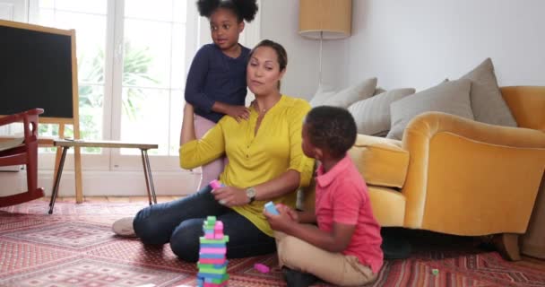 Mãe Com Crianças Construindo Uma Torre — Vídeo de Stock