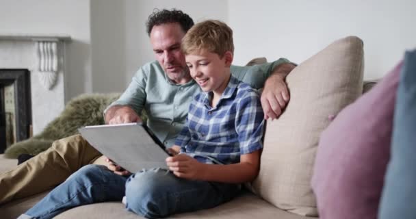 Vader Zoon Kijken Naar Een Digitale Tablet — Stockvideo