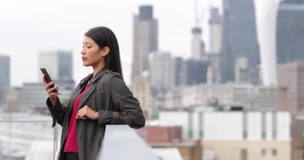 Geschäftsfrau Nutzt Smartphone Mit Londoner Skyline — Stockvideo