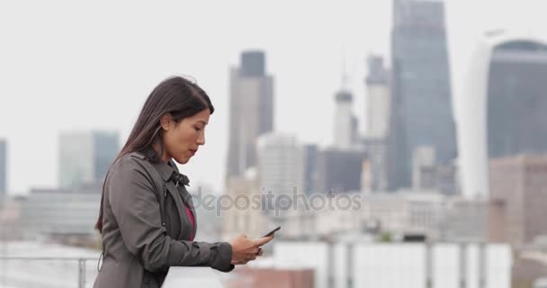 Mujer Negocios Mirando Horizonte Ciudad Londres — Vídeos de Stock