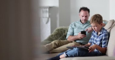 Baba ve oğul teknoloji kullanarak tek tek