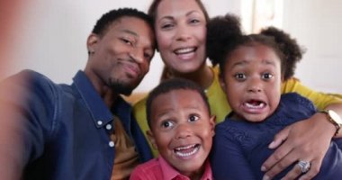 Bir akıllı telefon ile bir selfie alarak aile