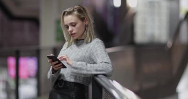 Genç yetişkin kadın Smartphone kullanarak