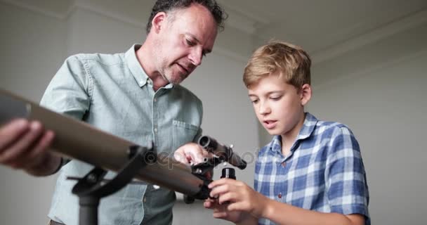 Vater Lehrt Sohn Wie Man Ein Teleobjektiv Bedient — Stockvideo