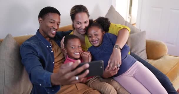 Familie Macht Ein Selfie Mit Dem Smartphone — Stockvideo