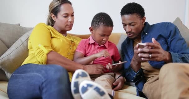 Οικογένεια Παίζει Παιχνίδια Στο Smartphone — Αρχείο Βίντεο