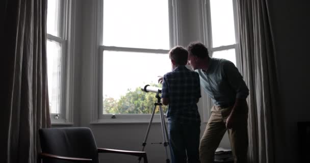 Padre Hijo Mirando Vista Con Telescopio — Vídeo de stock