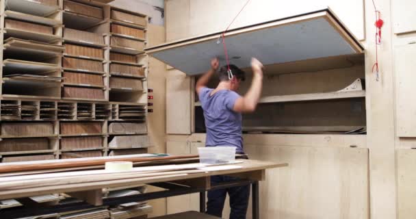 Artesano en taller de snowboard — Vídeo de stock