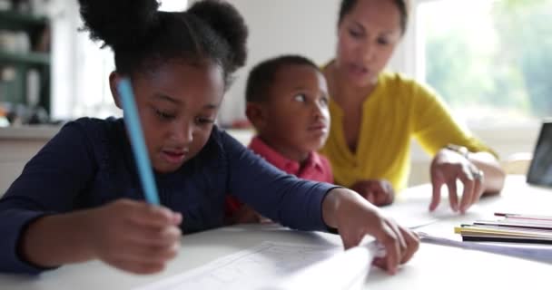 Afro Americano Segurando Trabalho Escolar Orgulhosamente — Vídeo de Stock