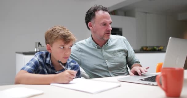 Πατέρας Γιος Βοηθώντας Την Εργασία Χρησιμοποιώντας Ένα Φορητό Υπολογιστή — Αρχείο Βίντεο