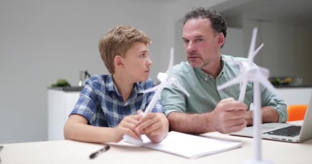 Padre Ayudando Hijo Con Proyecto Escolar — Vídeos de Stock