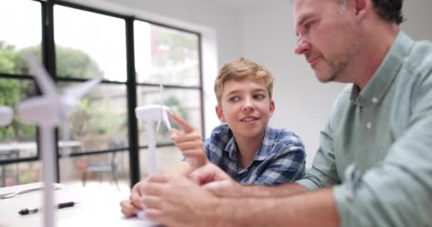 Zoon Die Zijn Vader Vertellen Zijn Schoolproject — Stockvideo