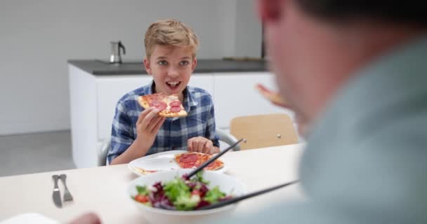 Padre Comiendo Pizza Con Hijo — Vídeos de Stock