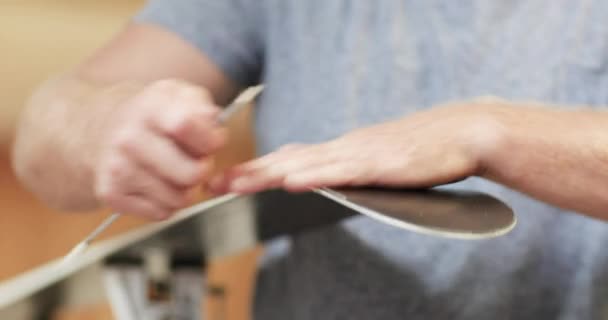 Artesano en taller de snowboard — Vídeo de stock