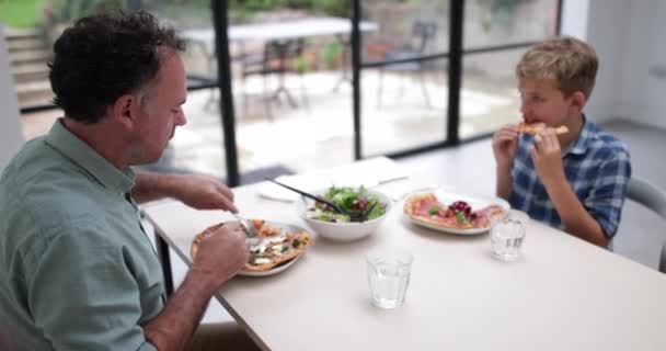 Padre Comiendo Pizza Con Hijo — Vídeos de Stock