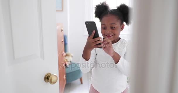 女孩被监督玩智能手机 — 图库视频影像