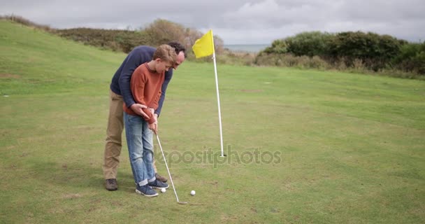 Vader Zoon Onderwijzen Hoe Golfen — Stockvideo