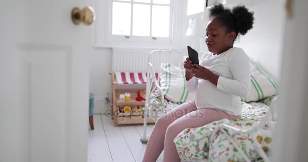 Meisje Speelt Met Smartphone Haar Slaapkamer — Stockvideo