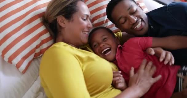Anne Baba Oğlanı Gıdıklıyor — Stok video