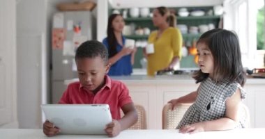 Çocuklar dijital tablet ile oynar iken konuşurken anneler