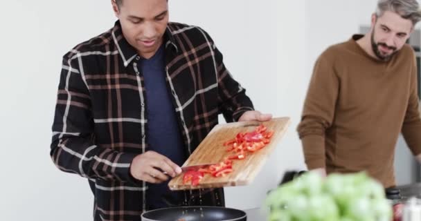 Дорослий Чоловік Кладе Інгредієнти Сковороду — стокове відео