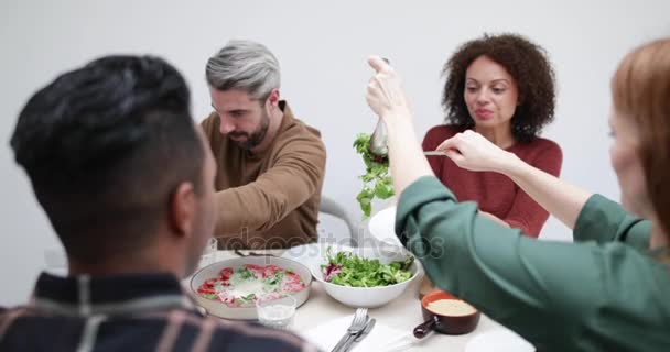 Mujer Sirviendo Ensalada Amigos Una Comida — Vídeos de Stock