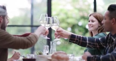 Birlikte bir yemek üzerine bardakları tokuşturup arkadaşlar
