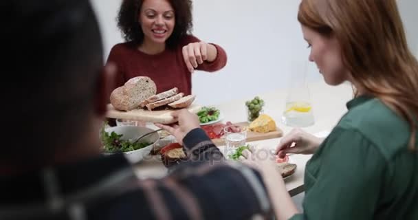 Männchen Reicht Brot Bei Einer Mahlzeit — Stockvideo