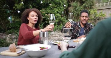 Bir yemek yeme ve içme arkadaşlar açık havada şarap