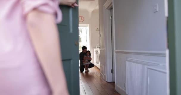 Menina Correndo Para Receber Mãe Casa — Vídeo de Stock
