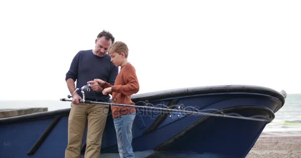 父は息子に釣り方を教える — ストック動画