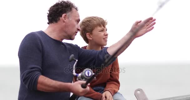 父は息子に釣り方を教える — ストック動画