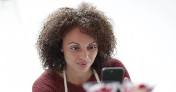 Blogueuse Alimentaire Féminine Prenant Une Photo Avec Smartphone — Video