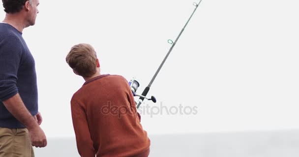 Pai Ajudando Filho Peixe — Vídeo de Stock