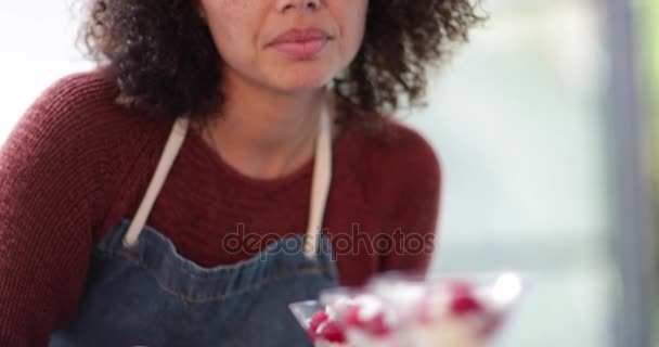 Cozinheiro Fêmea Dando Toques Finais Para Deserto — Vídeo de Stock