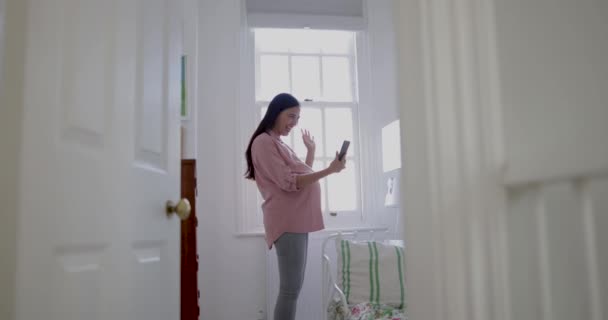 Gravid Kvinna Tar Selfie Med Smartphone — Stockvideo