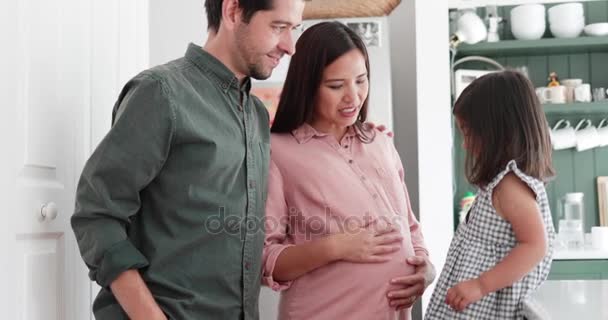 Zwangere Moeder Met Dochter Familie — Stockvideo