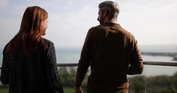 Pareja Disfrutando Vista Desde Balcón Del Mar — Vídeos de Stock