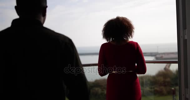Pareja Disfrutando Vista Desde Balcón Del Mar — Vídeos de Stock