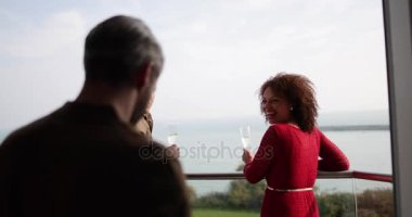 Balkon deniz manzarayı arkadaşlar