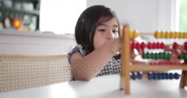 Abacus saymak için kullanan kız