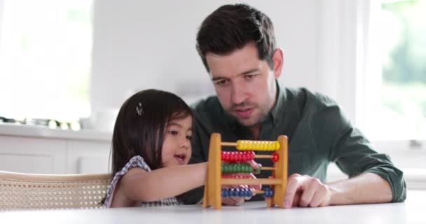 Dívka Pomocí Abacus Počítat Otcem — Stock video